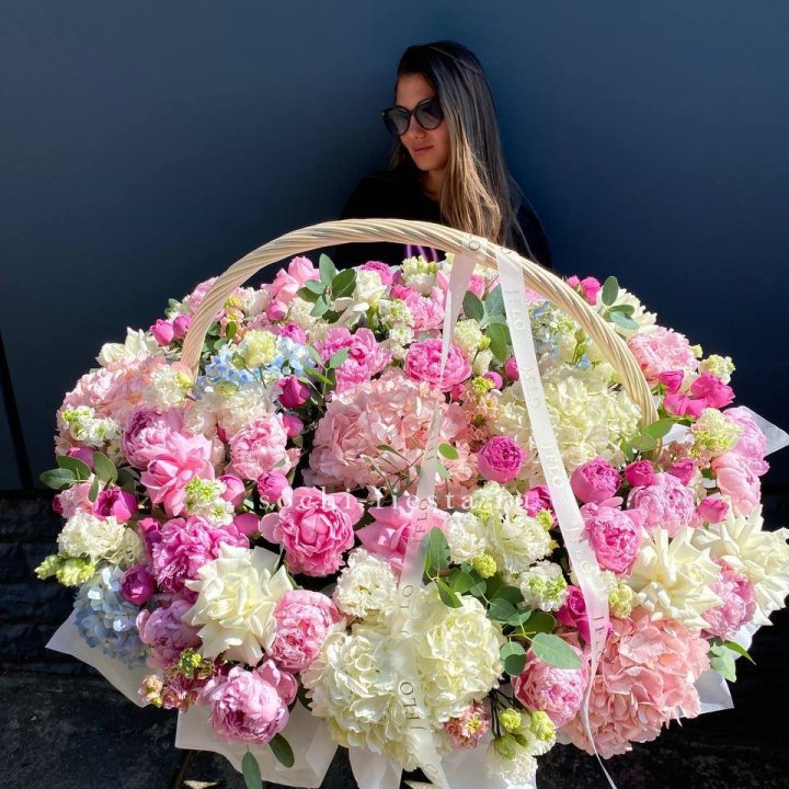 Цветочная корзина из пионов и пионовидных роз "Перфекте" в Барнауле