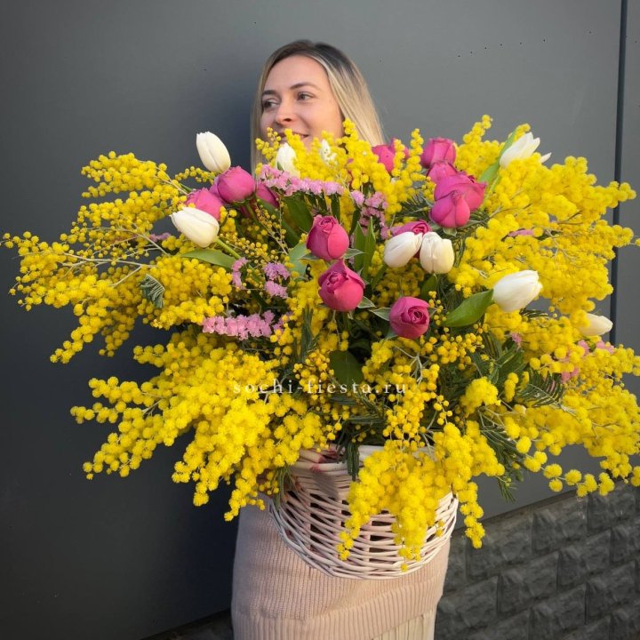 Цветочная корзина с мимозой "Спринг" в Барнауле