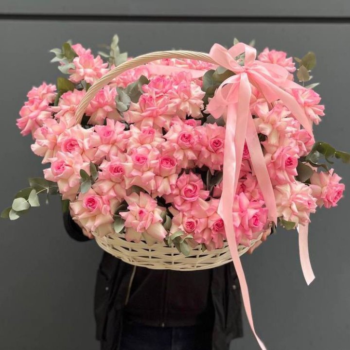 51 розовая роза в корзине в Барнауле