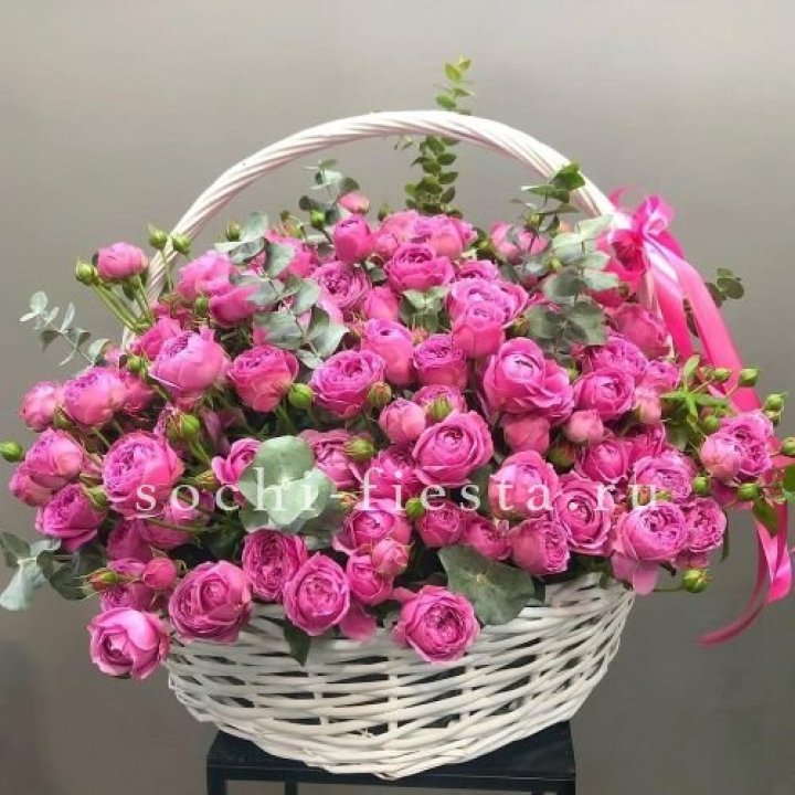 65 пионовидных кустовых роз в корзине в Барнауле