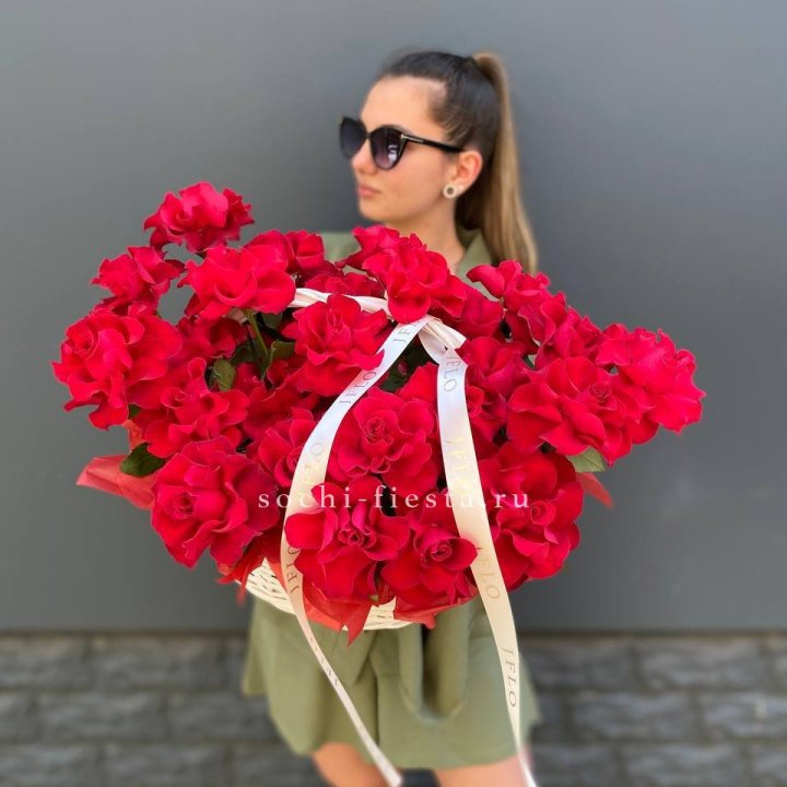 Красные французские розы в корзине в Барнауле