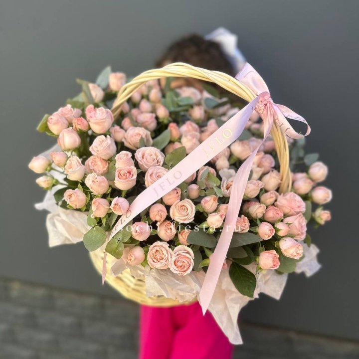 Корзина кустовых пионовидных роз в Барнауле