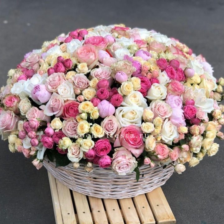 Цветочная корзина из пионов и пионовидных роз "Юниверсити" в Барнауле