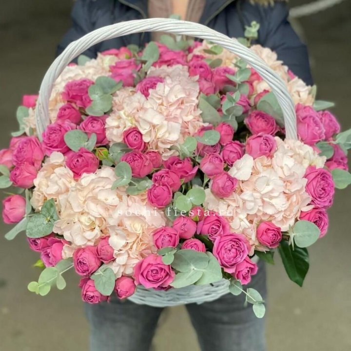 Корзина с гортензией и Мисти Баблс в Барнауле