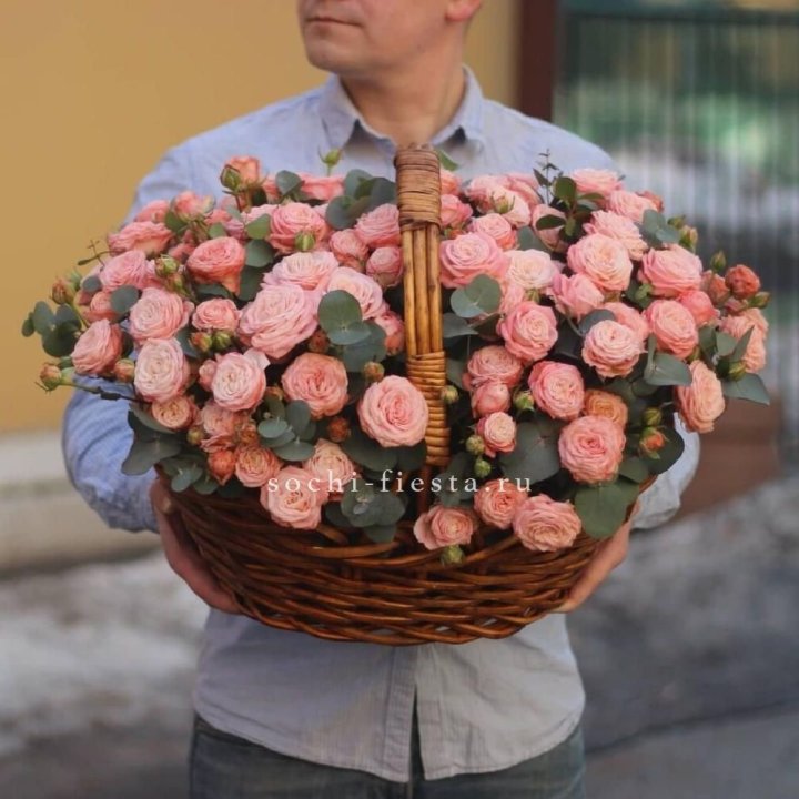 Корзина из 101 пионовидной розы в Барнауле