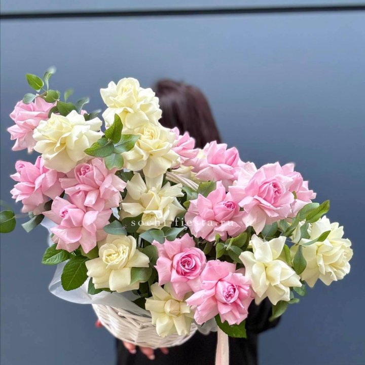 25 Французских роз в корзине в Барнауле