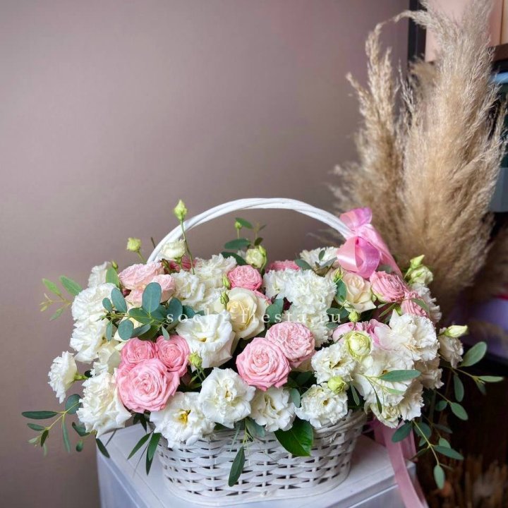 Цветочная корзина "Пинки вайт" в Барнауле