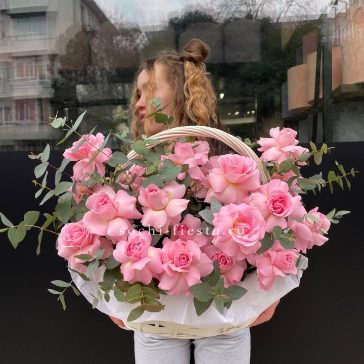 25 роз в цветочной корзине  в Барнауле