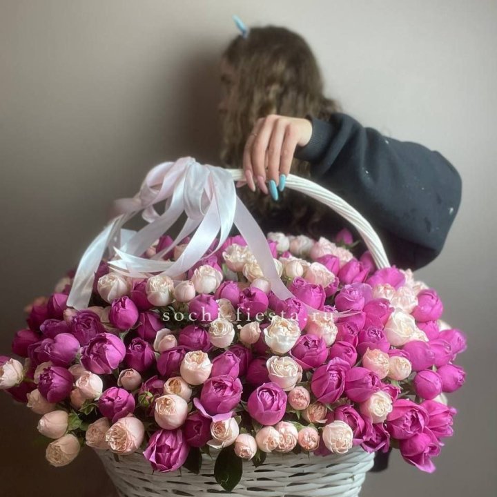 Премиум корзина пионовидных кустовых роз в Барнауле