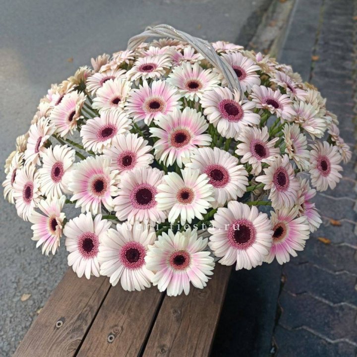 Корзина с герберами  в Барнауле