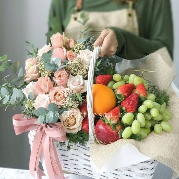 Фруктовая корзина c цветами в Барнауле