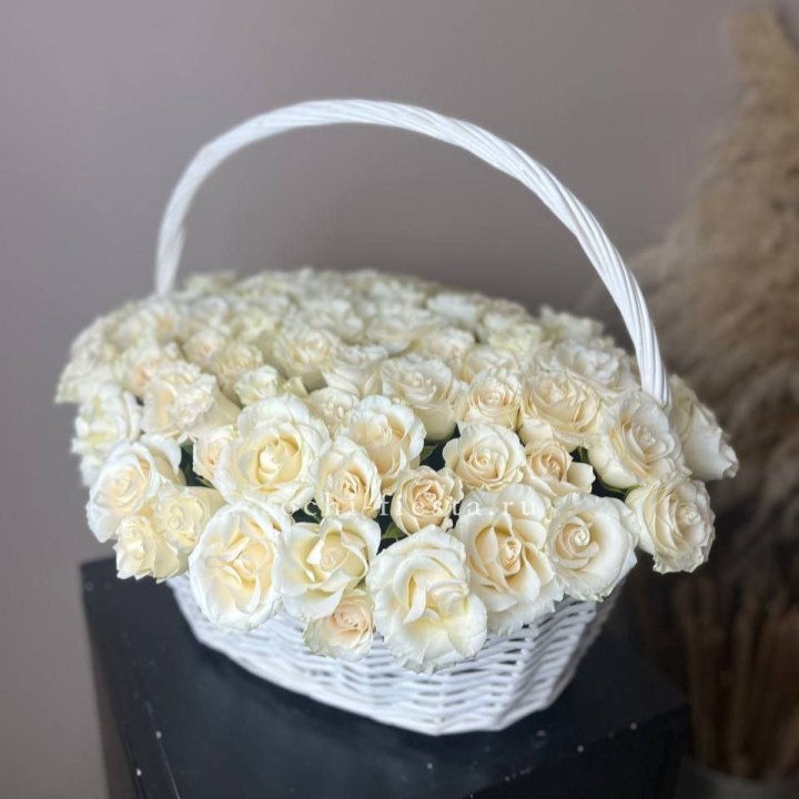 101 белая роза в корзине в Барнауле