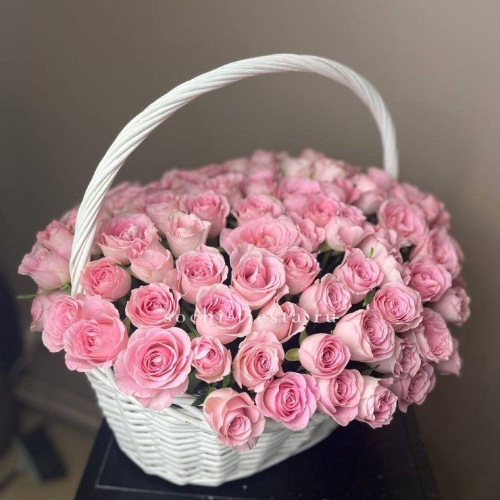 101 розовая роза в корзине в Барнауле