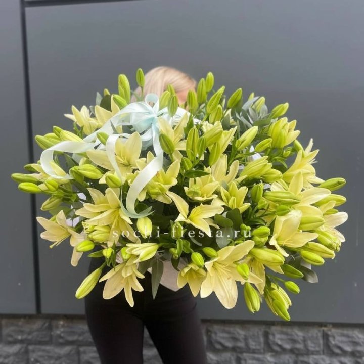 Лилии в корзине в Барнауле