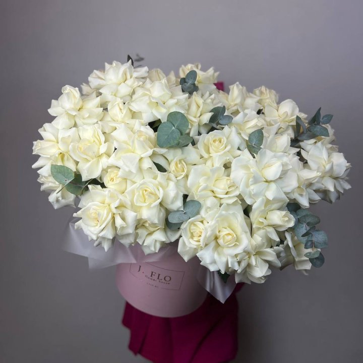 37 белых роз в боксе в Барнауле