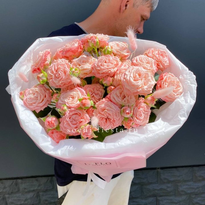 Пионовидные розы Мадам Бомбастик в Барнауле