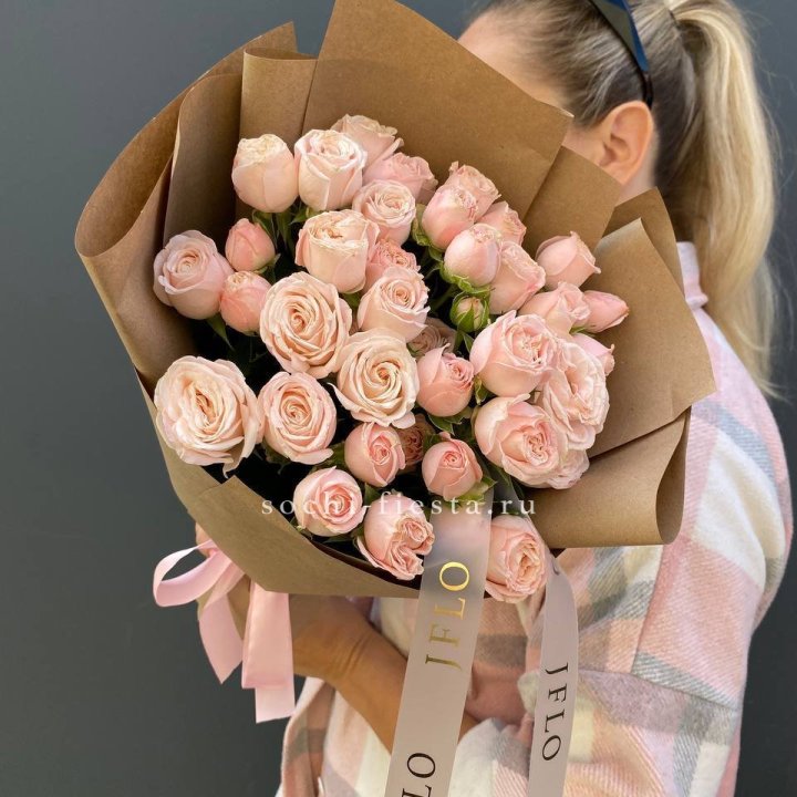 Кустовые розы Бомбастик в крафте в Барнауле