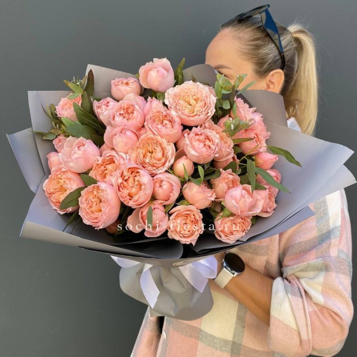 Букет с пионовидными розами "Пивайн" в Барнауле