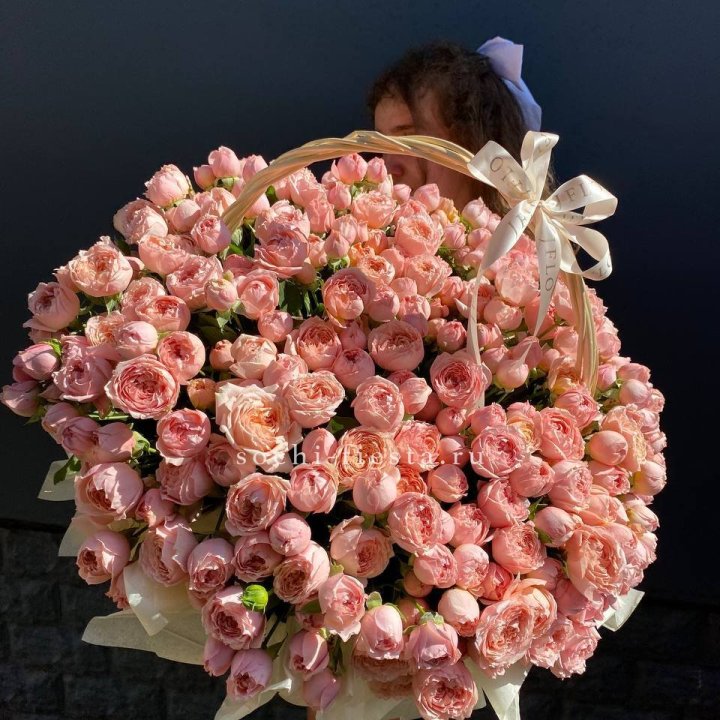 Корзина из пионовидных роз в Барнауле