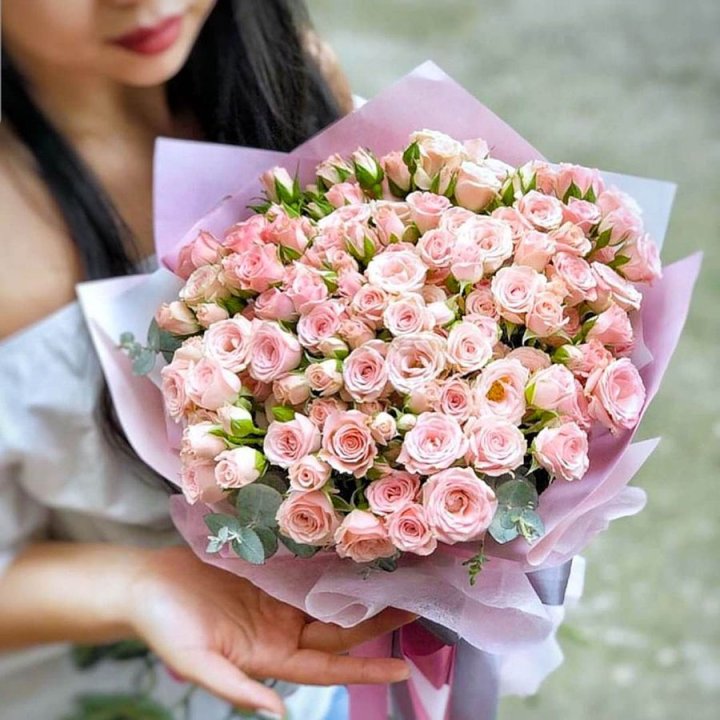 Кустовые розы с эвкалиптом в Барнауле