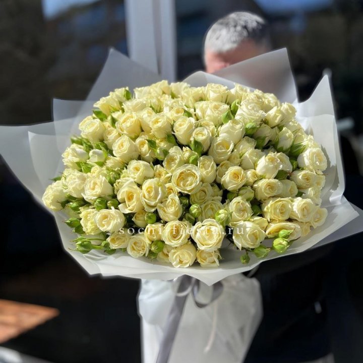 Белые кустовые розы 31 шт в Барнауле