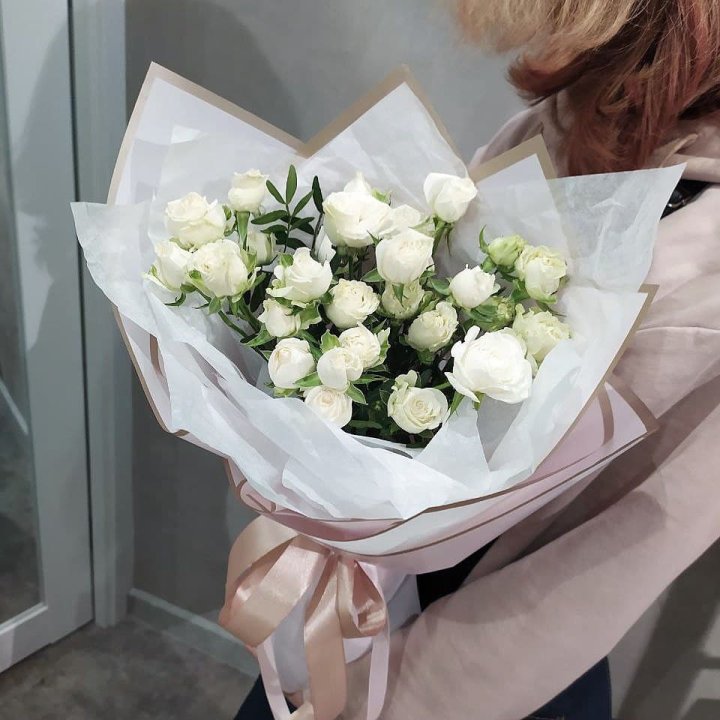 Белоснежные кустовые розы в Барнауле