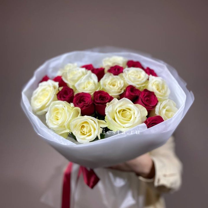 Букет их красных и белых 25 роз в Барнауле