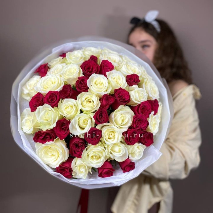 Микс из 55 роз в Барнауле