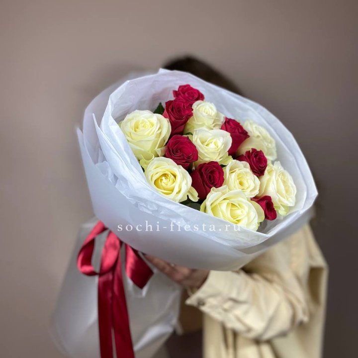 Букет из красных белых 15 роз в Барнауле