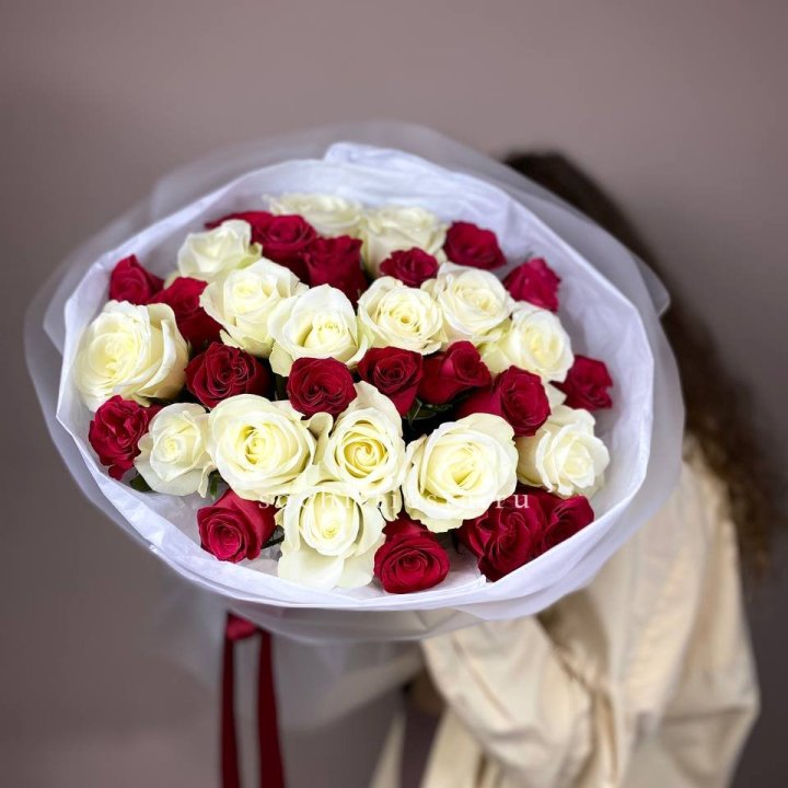 Букет из красных белых 35 роз в Барнауле