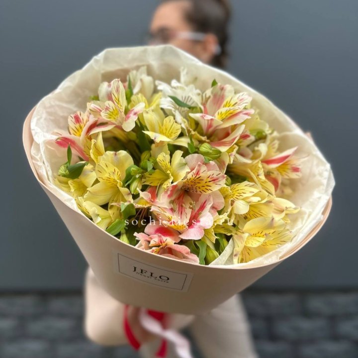 Альстромерии в нежном оформлении в Барнауле