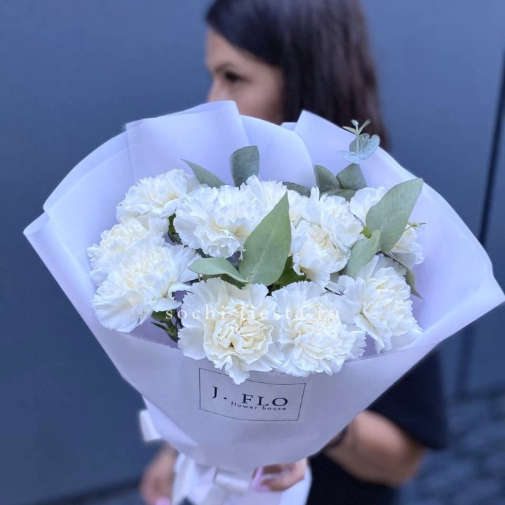 Букет белых диантусов с эвкалиптом в Барнауле