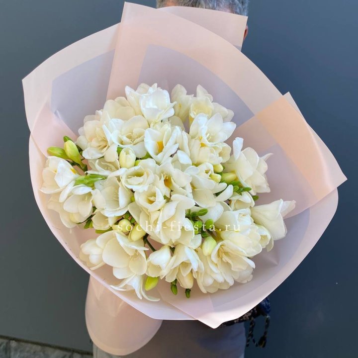 Букет белых фрезий  в Барнауле