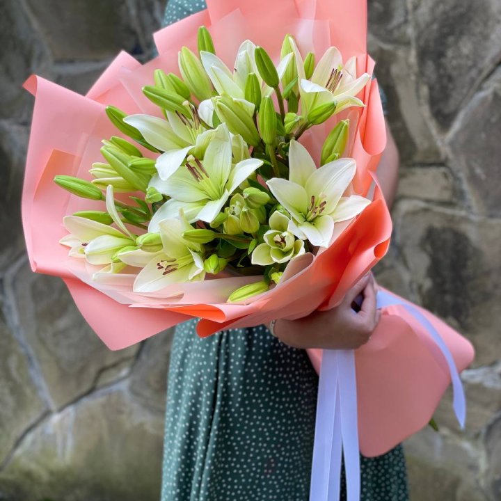 Букет из 7 белых лилий в Барнауле