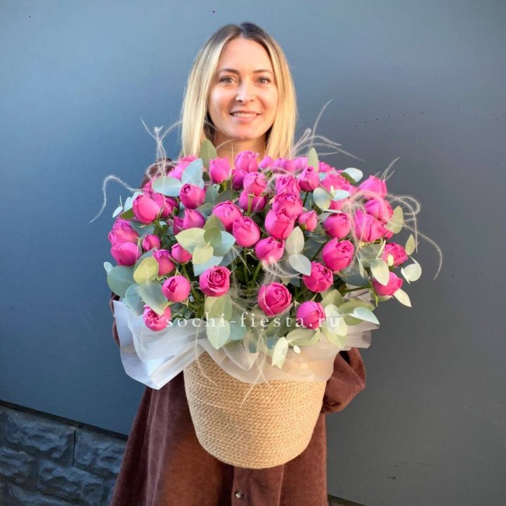 Пионовидные розы  в джутовом кашпо  в Барнауле