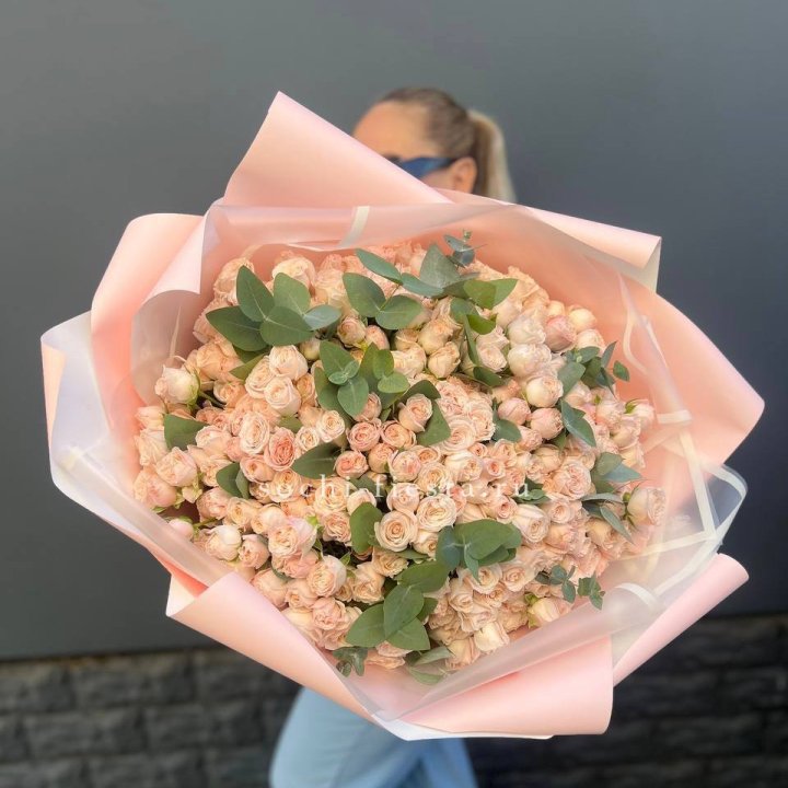 101 кустовая роза с эвкалиптом в Барнауле