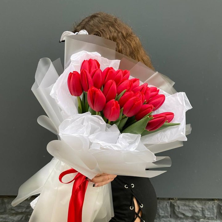  25 красных воздушных тюльпанов в Барнауле