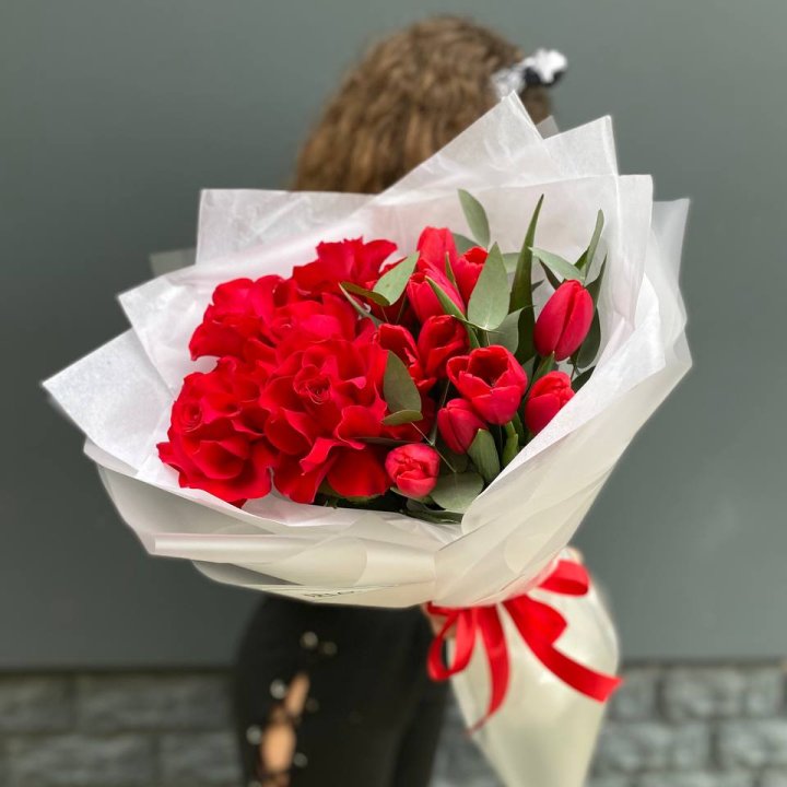 Дуо тюльпаны и розы в Барнауле