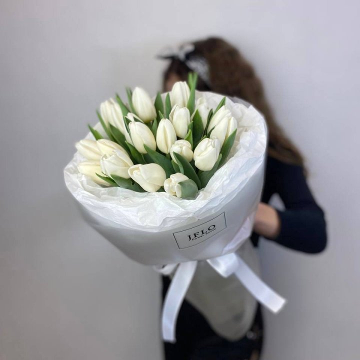  19 белых воздушных тюльпанов в Барнауле