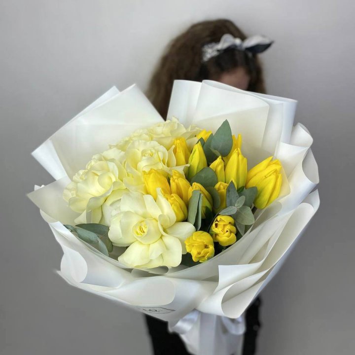 Дуо жёлтые тюльпаны и розы в Барнауле
