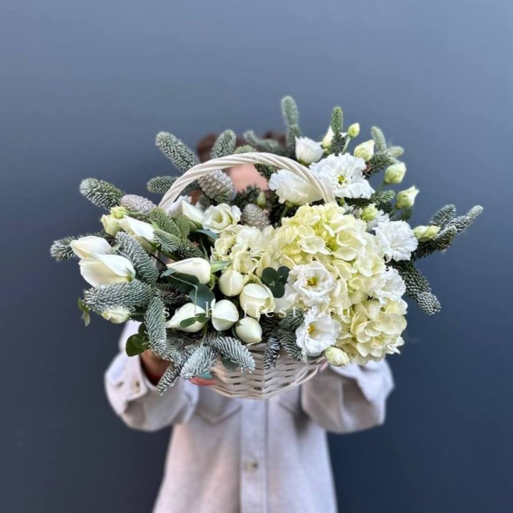 Новогодняя корзина с цветами в Барнауле