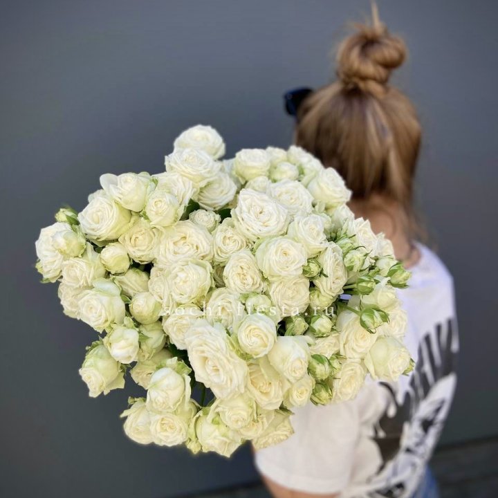 Охапка кустовых роз бомбастик  в Барнауле