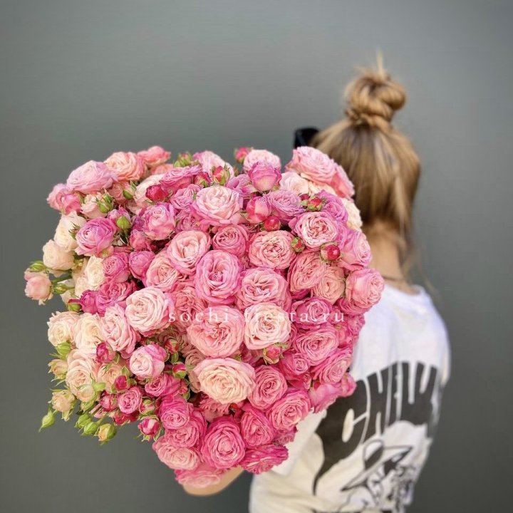 Охапка кустовых роз бомбастик пинк в Барнауле