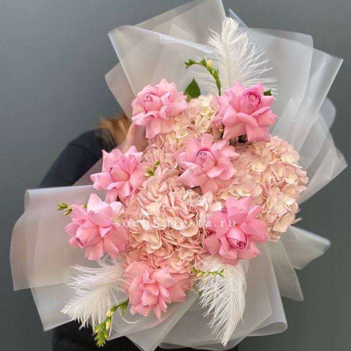  Букет  из гортензий и розовых роз в Барнауле