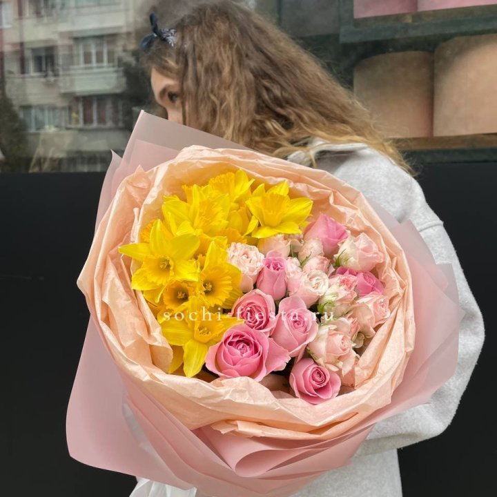 Букет роз и нарциссов в Барнауле
