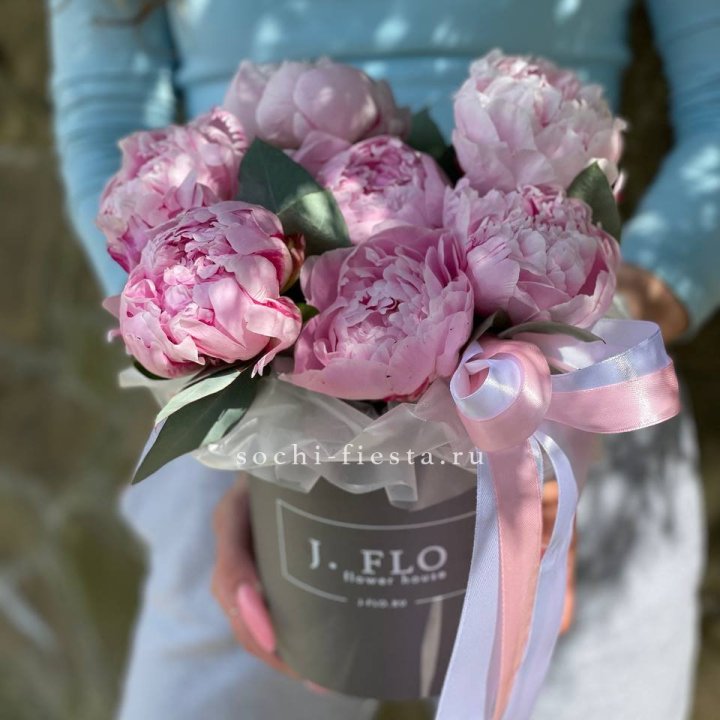 Цилиндр пионов с эвкалиптом в Барнауле