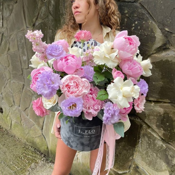 Дизайнерский цилиндр с пионами в Барнауле