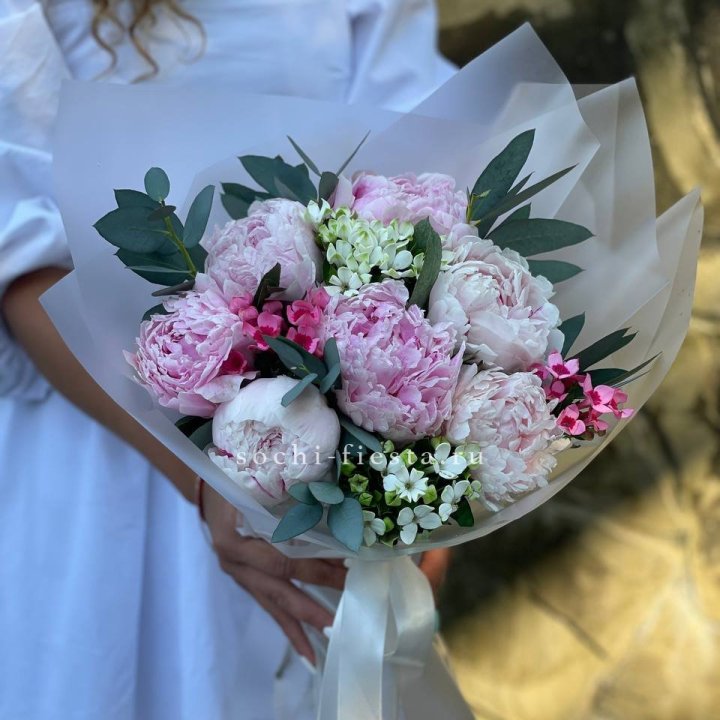 7 зефирных пионов с эвкалиптом в Барнауле