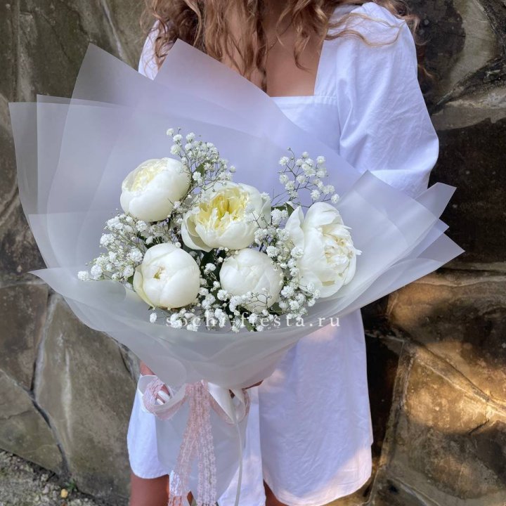 Букет белых пионов "Файв" в Барнауле