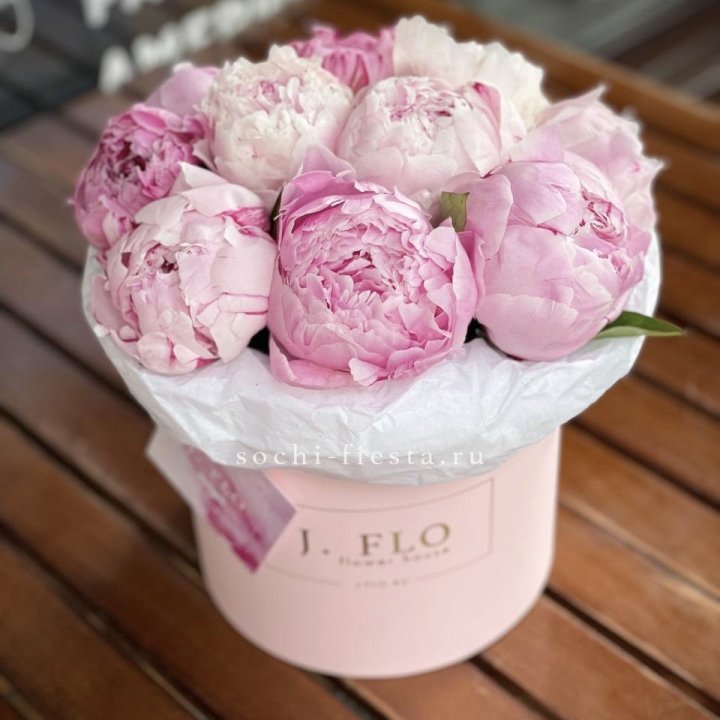 Цилиндр с пионами "Лилу" в Барнауле